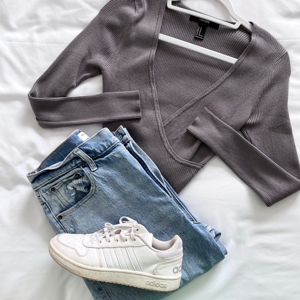 Light grey ribbed vneck crop top